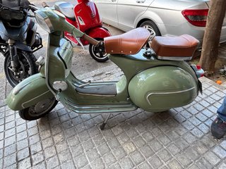 Vespa Verde y Marrón