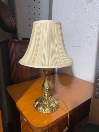 Lámpara de mesa dorada y beige