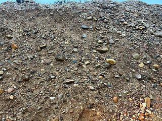 Tierra y piedra de relleno