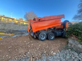 Tierra y piedra de relleno