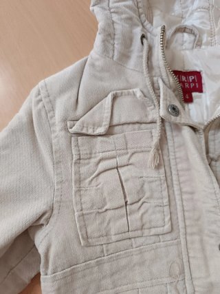 Chaqueta beige con capucha y bolsillos