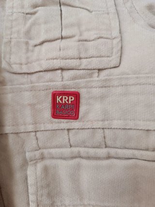 Chaqueta beige con capucha y bolsillos