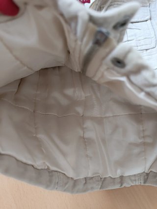 Chaqueta beige con capucha y bolsillos