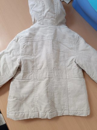Chaqueta beige con capucha y bolsillos