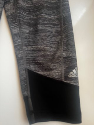 Conjunto deportivo Adidas top y mallas