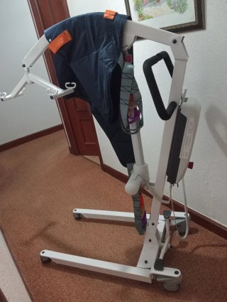Grúa elevadora para movilización de personas