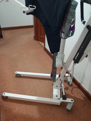 Grúa elevadora para movilización de personas