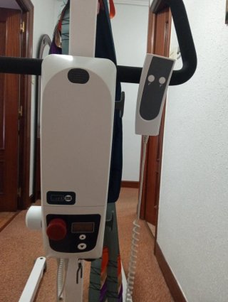 Grúa elevadora para movilización de personas