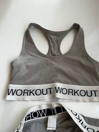 Conjunto deportivo top y mallas gris