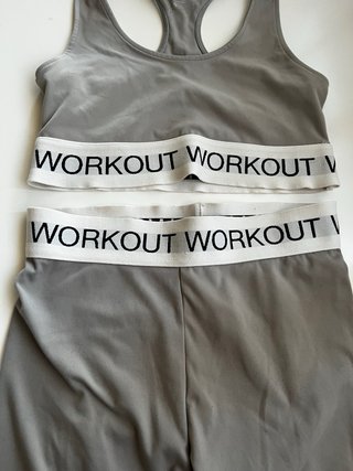 Conjunto deportivo top y mallas gris