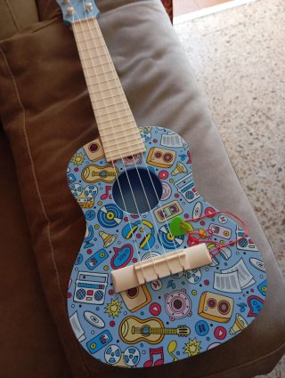 Guitarra infantil con diseño musical