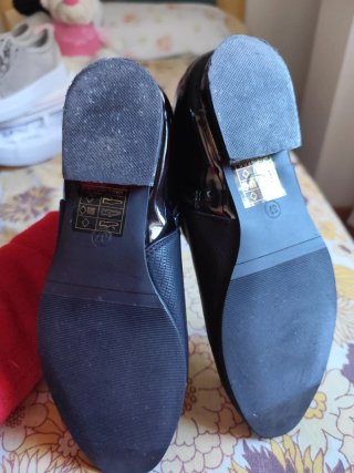 Botines negros con detalle dorado
