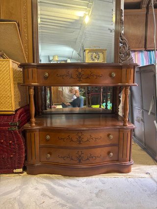 Cómoda clásica de madera marrón con espejo