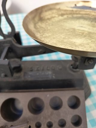 Balanza Roberval y juego de pesas