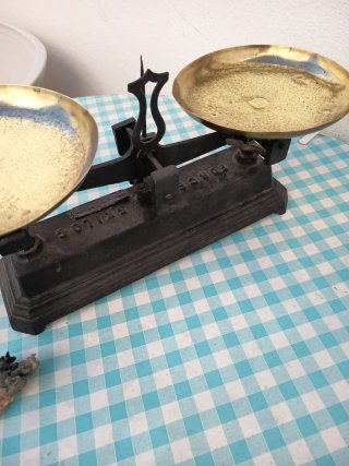 Balanza Roberval y juego de pesas