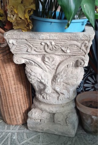 Maceta de piedra con relieve de aves