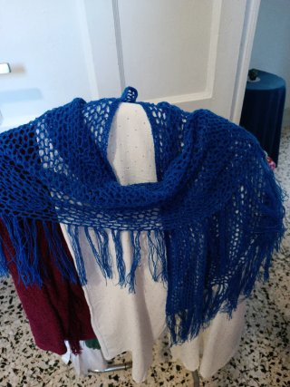 Mantoncillo lana azul pavo real. Hecho a mano.