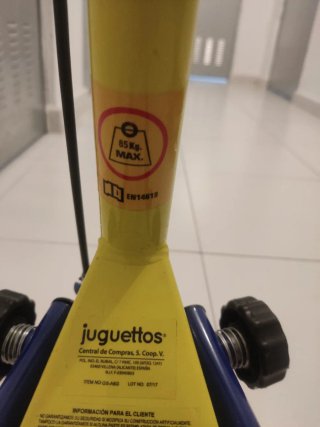 Patinete base doble en forma de V,  azul y amarill