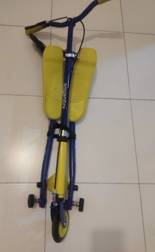 Patinete base doble en forma de V,  azul y amarill