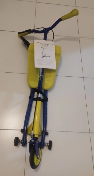 Patinete base doble en forma de V,  azul y amarill