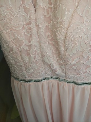 Vestido de fiesta rosa con pedrería