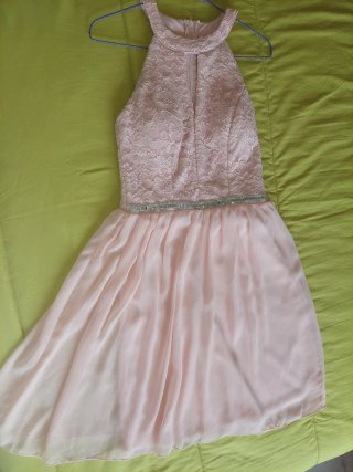 Vestido de fiesta rosa con pedrería