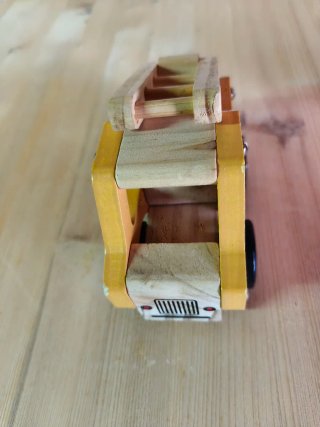 Macchinina in legno Hape