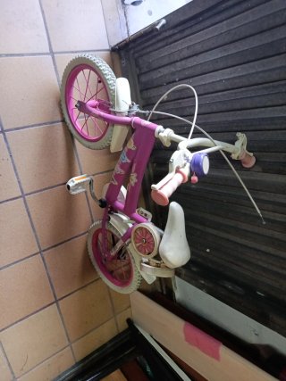 Bicicleta infantil rosa para reparar