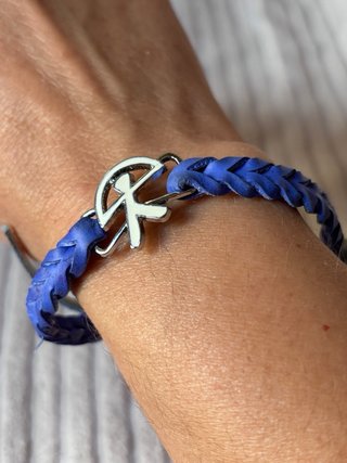 Pulsera cuero azul con símbolo Indalo