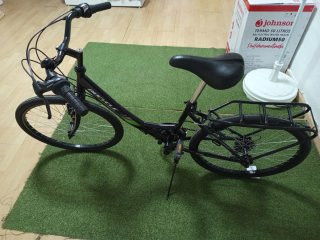 Bicicleta negra con portaequipajes