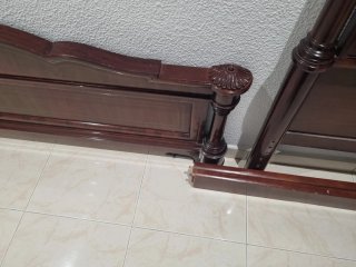 Cama clásica de madera caoba