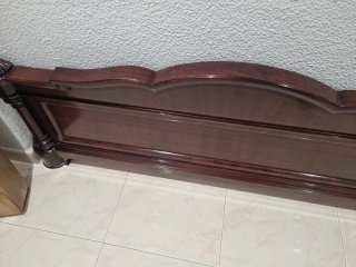 Cama clásica de madera caoba