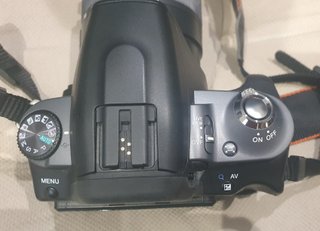 Sony Alpha 330 con 18-55, batería y SD