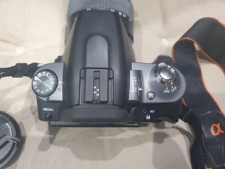 Sony Alpha 330 con 18-55, batería y SD