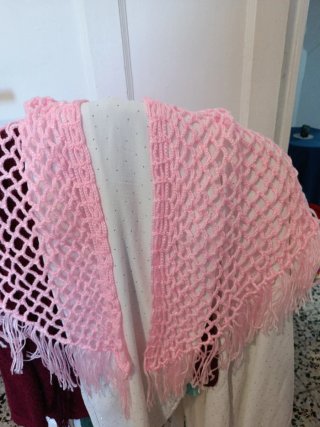Mantoncillo de lana rosa con flecos