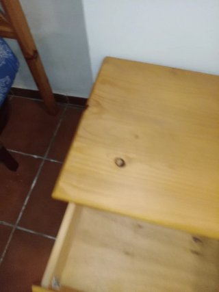 Mesita de noche de madera