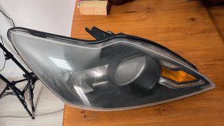 Faro delantero del coche ford focus