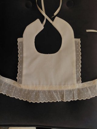 Baberola de tela con encaje