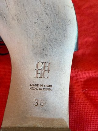 Chanclas planas Carolina Herrera negras y rojas