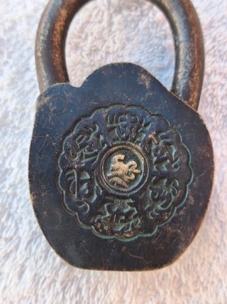 Candado antiguo con figura de Buda