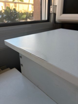 Escritorio blanco con cajón