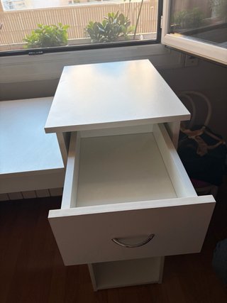 Escritorio blanco con cajón