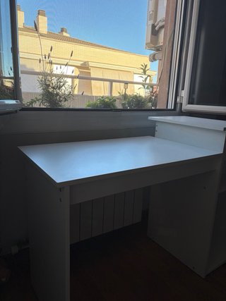 Escritorio blanco con cajón