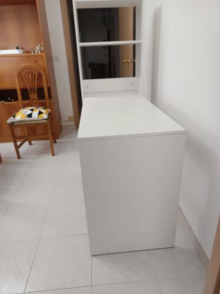 Escritorio blanco con estantería
