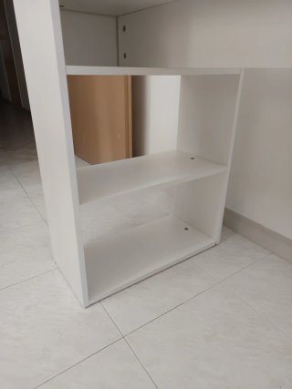 Escritorio blanco con estantería