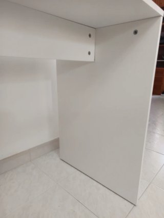 Escritorio blanco con estantería