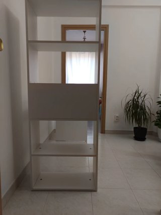 Escritorio blanco con estantería