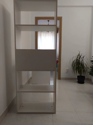 Escritorio blanco con estantería