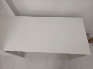 Escritorio blanco con estantería