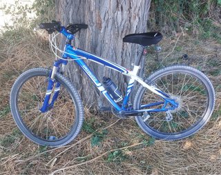 Bicicleta Specialized Azul y Blanca.